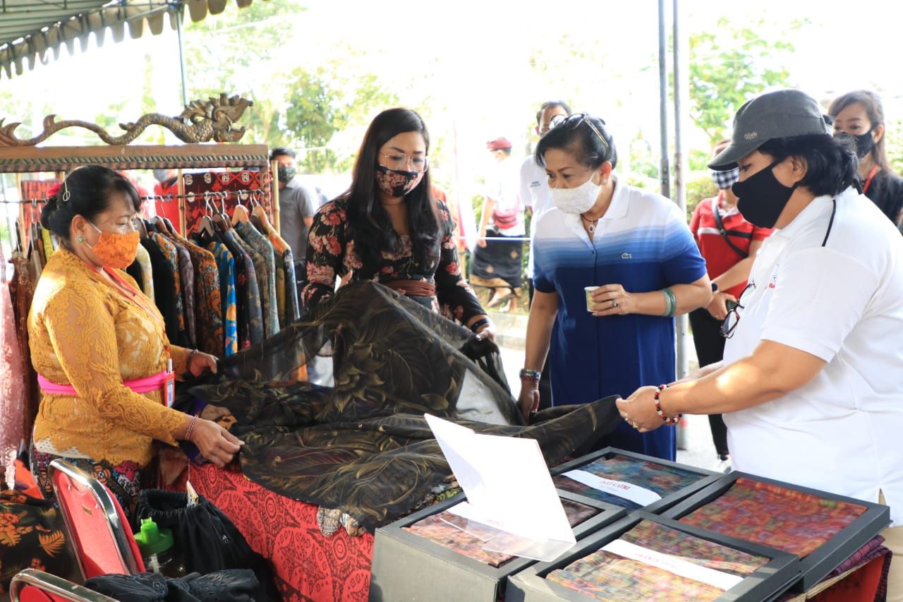 podiumnews.com-Ny. Putri Koster: Pasar Gotong-Royong Jadi Terobosan Bantu Petani Masa Pandemi